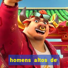 homens altos de pau grande